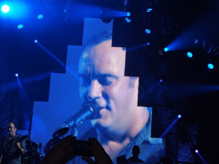 Dave Matthews singing a Dave Matthews Band song